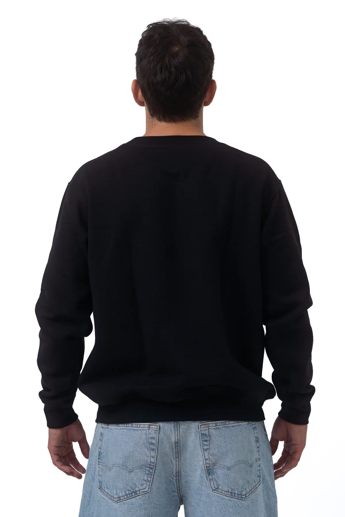 Crewneck negra, vista posterior