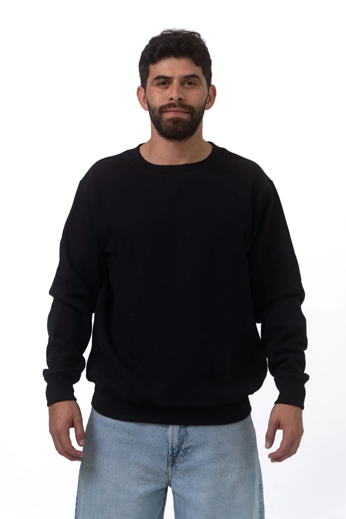 Crewneck negra MexCrew, modelo masculino, vista frontal