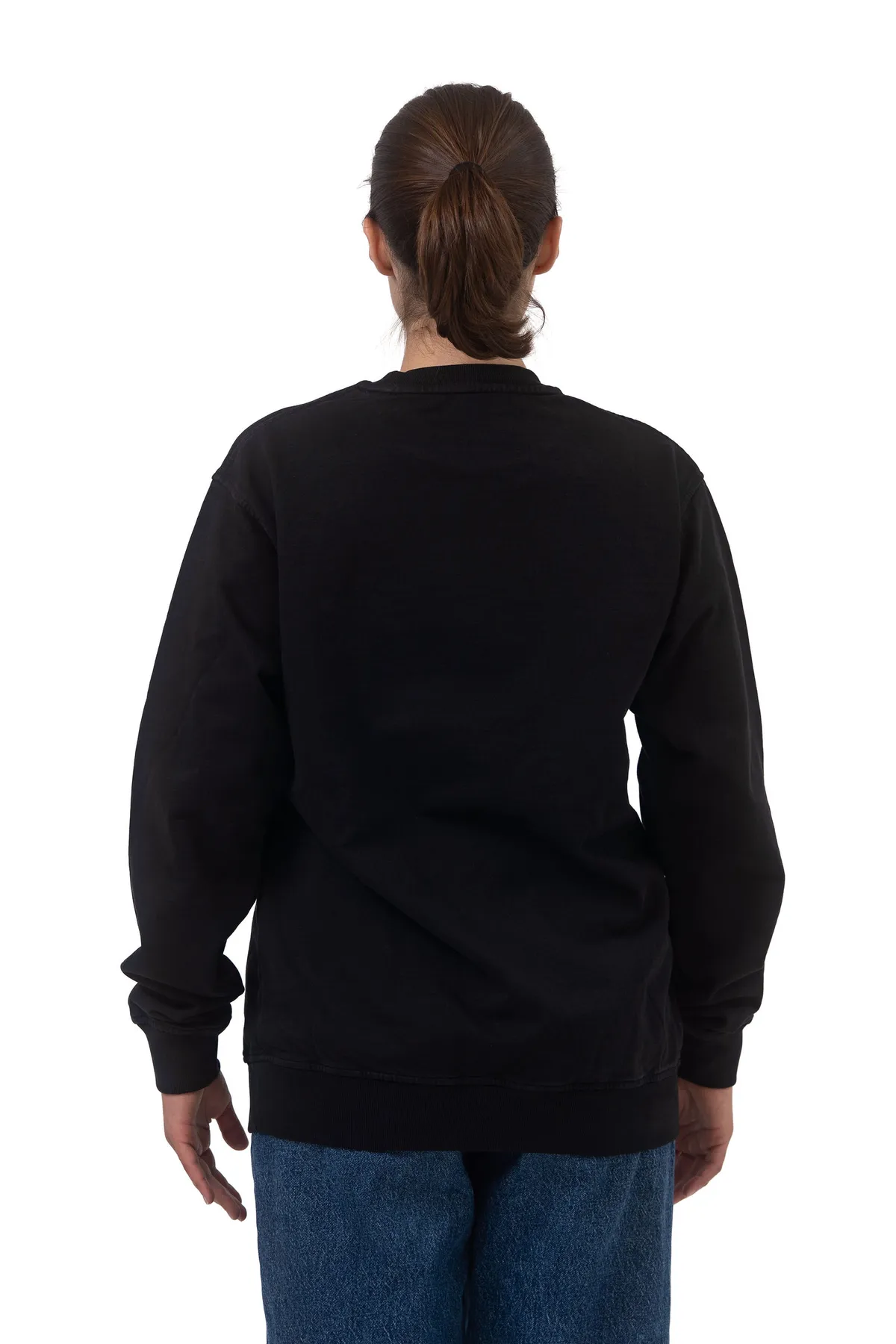 Crewneck negra, vista posterior