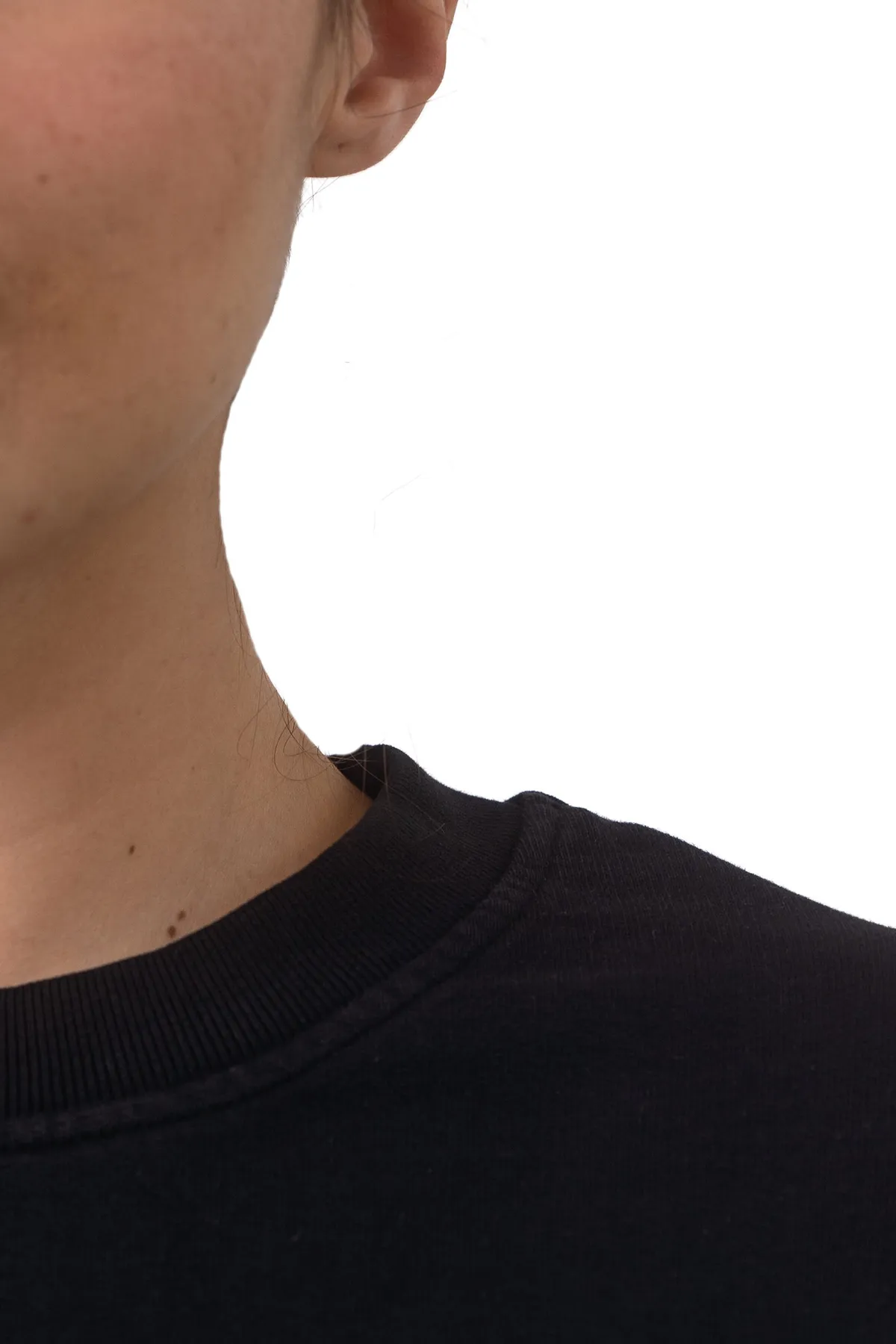 Detalle del cuello ribeteado