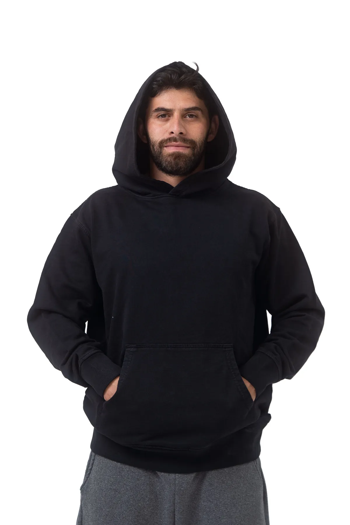 Hoodie negra con capucha puesta