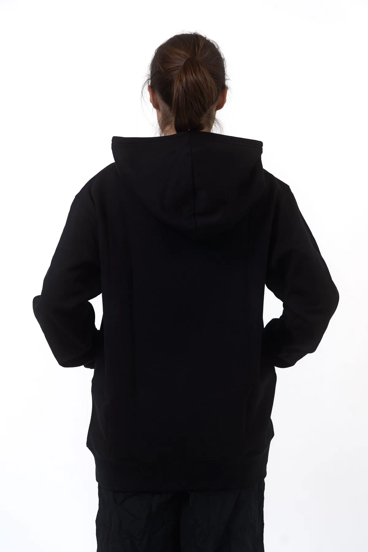 Hoodie negra, vista posterior