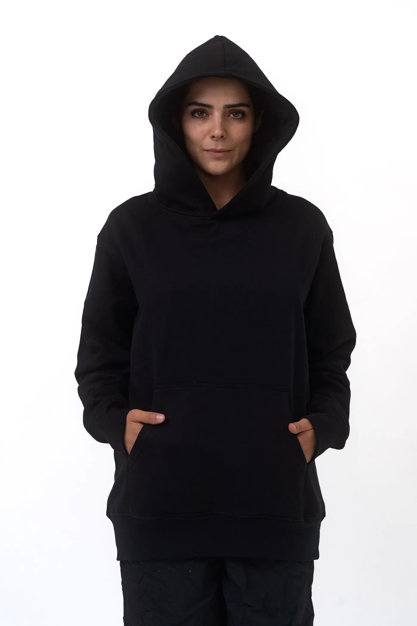 Hoodie negra MexCrew con capucha puesta, vista frontal