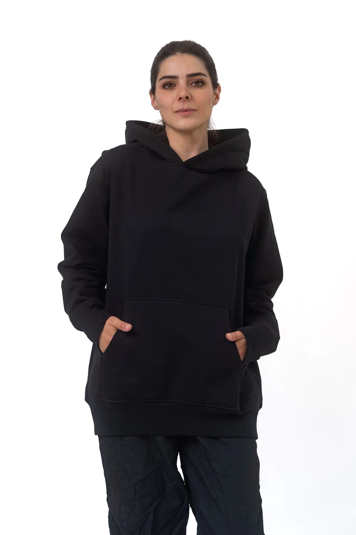 Hoodie negra, capucha abajo, vista frontal