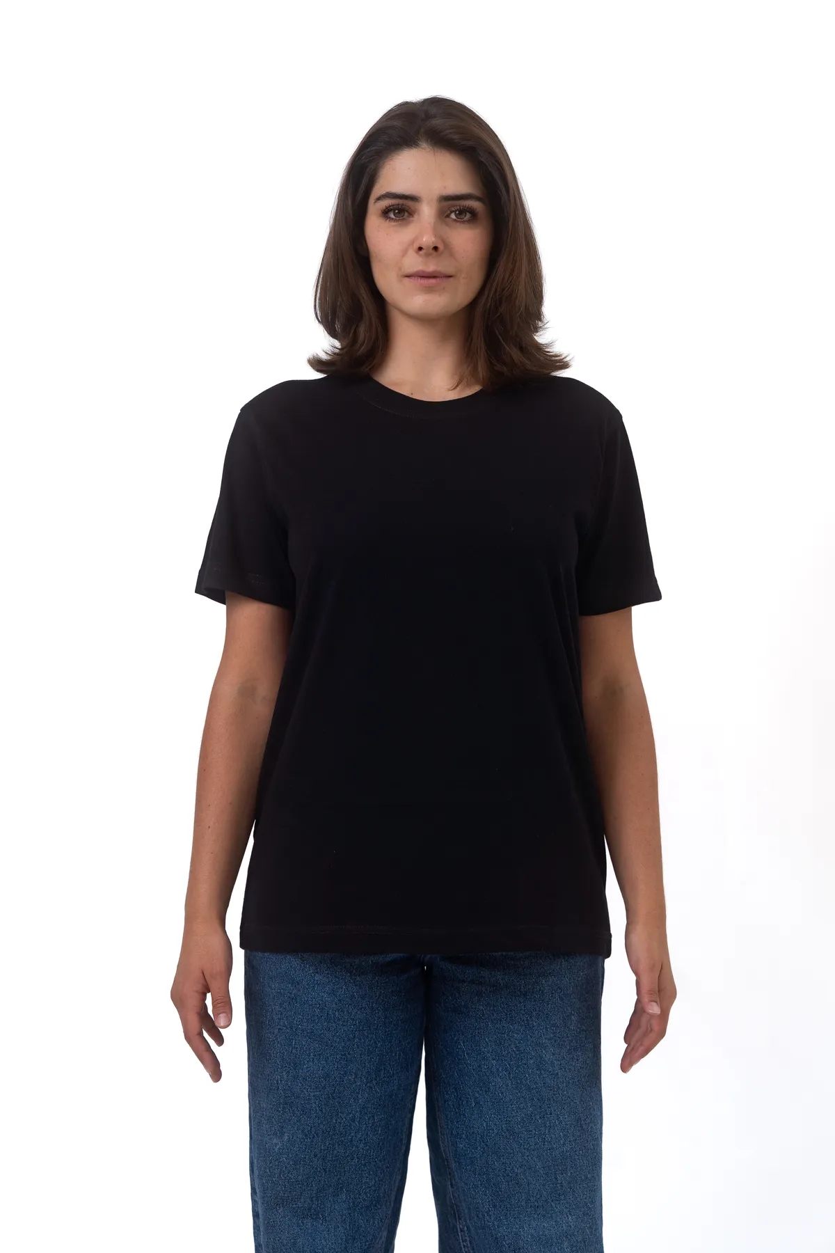 Playera negra de silueta regular, vista frontal