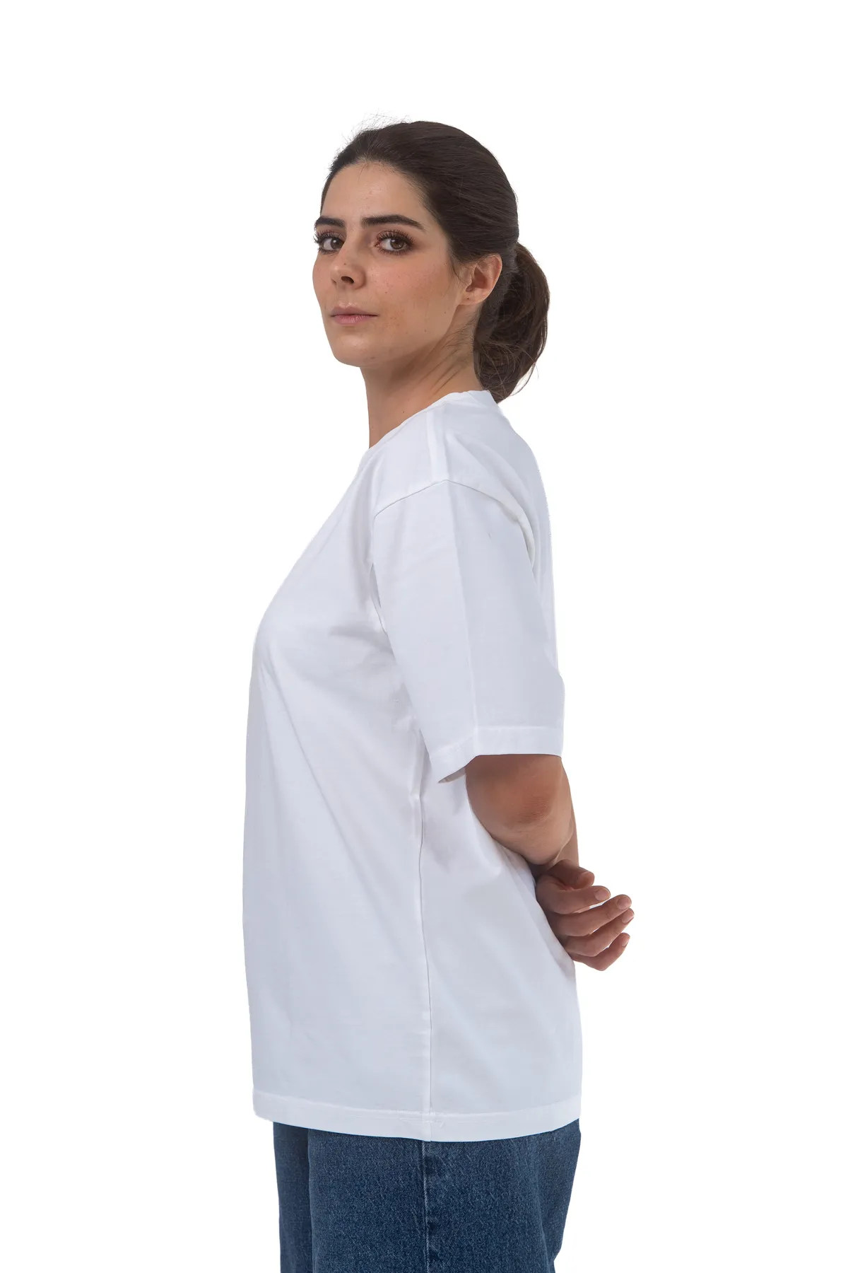 Playera blanca oversize, vista lateral